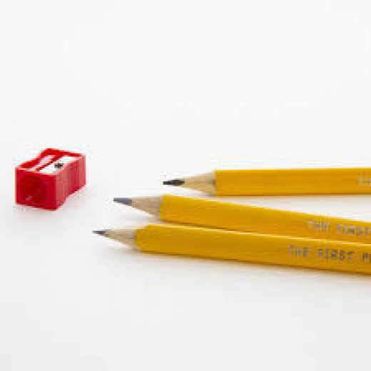 قلم رصاص أصفر الاول جامبو بتصميم مثلثي (3 / عبوة) مع مبراة من بازيك